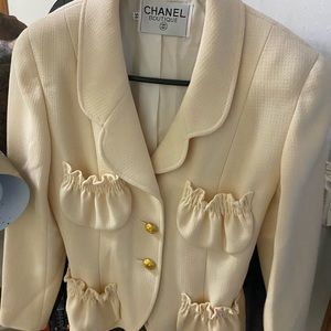 Chanel Boutique Blazer ivory with gold CC buttons like new mint condition